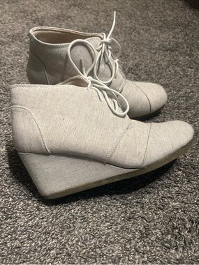 Women’s Lace-Up Wedge Bootie in Light Beige- Size Women’s 8M